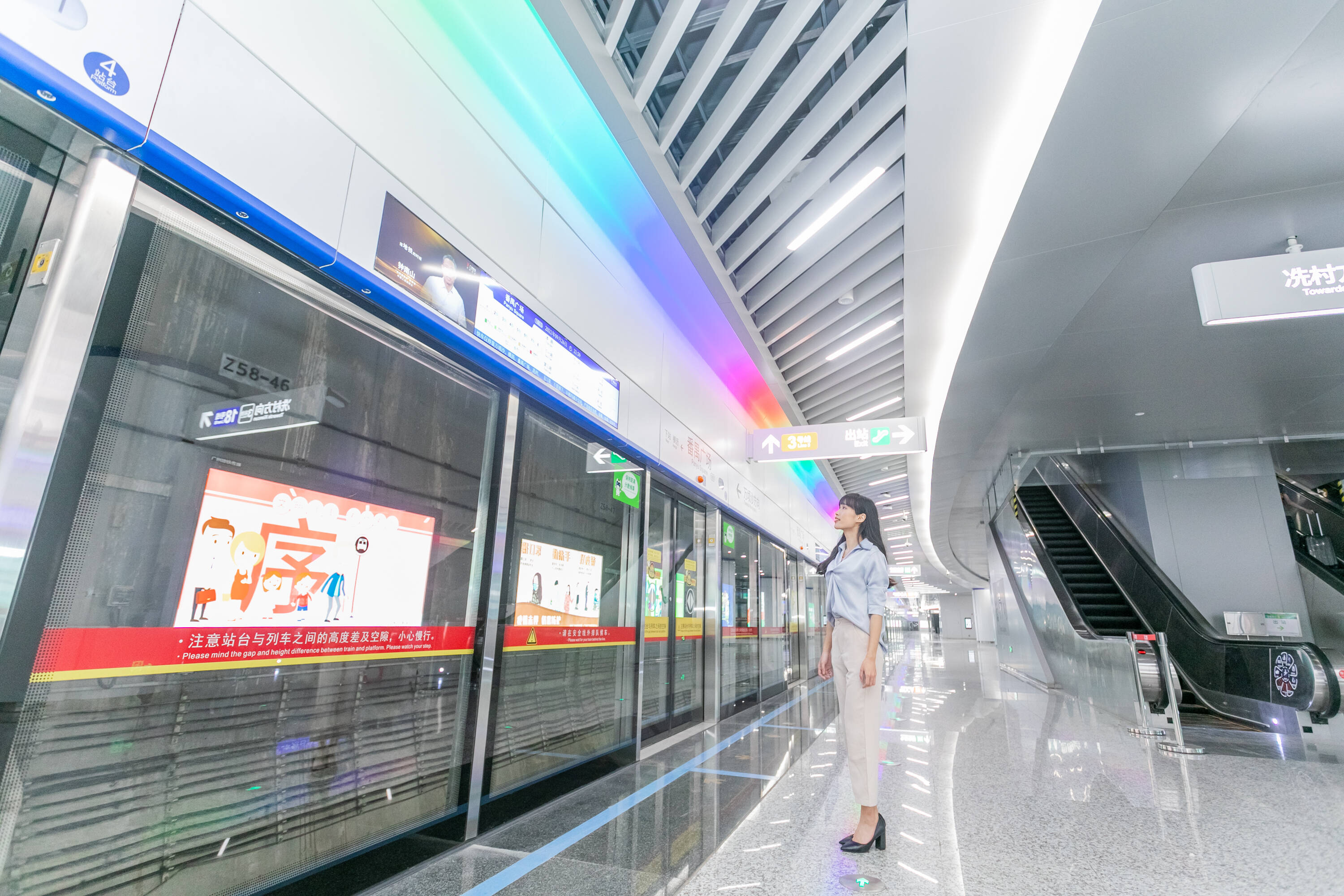 1635217527135395.jpg 智能信息屏實(shí)時(shí)顯示車廂擁擠度.jpg