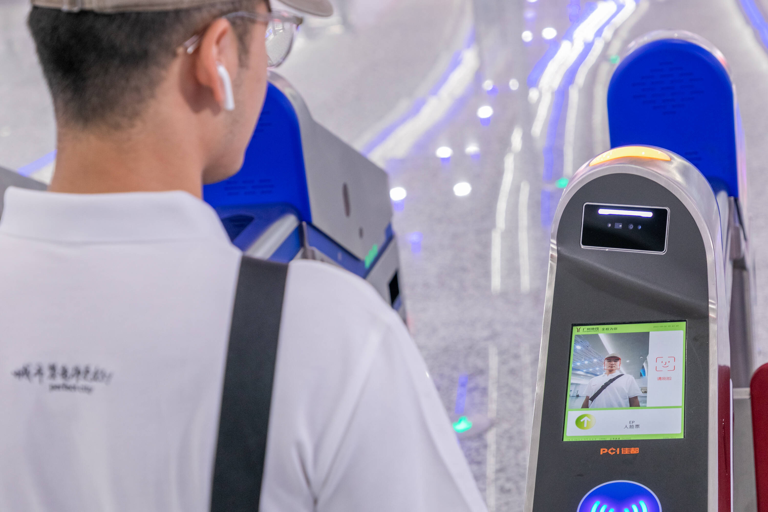 1635217544172385.jpg 人臉識(shí)別支持刷臉進(jìn)閘.jpg